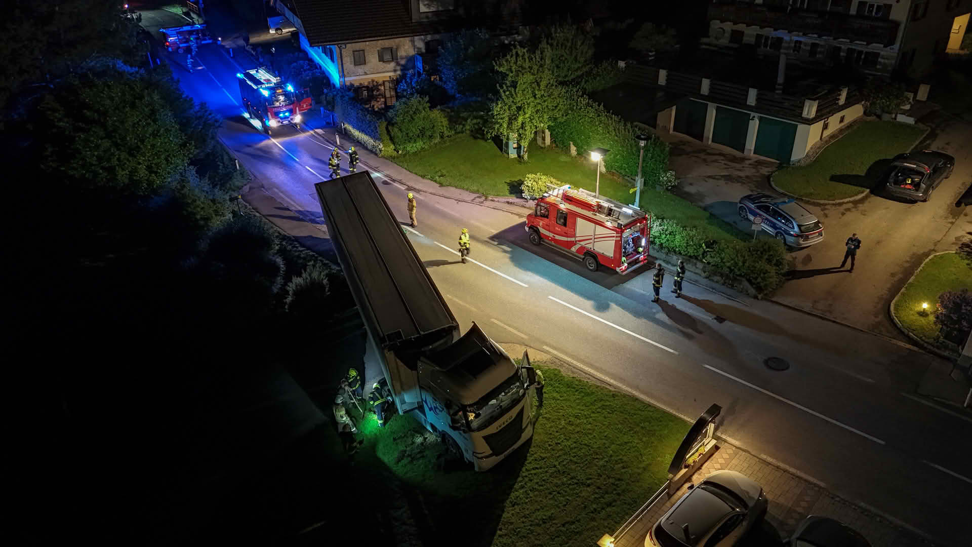 2 Feuerwehren befreien versunkenen LKW aus misslicher Lage