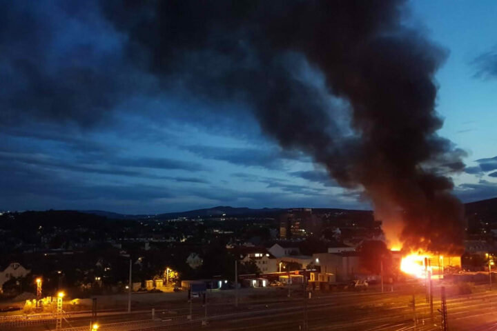 BF Wien: Brand in einem Entsorgungsbetrieb in Penzing