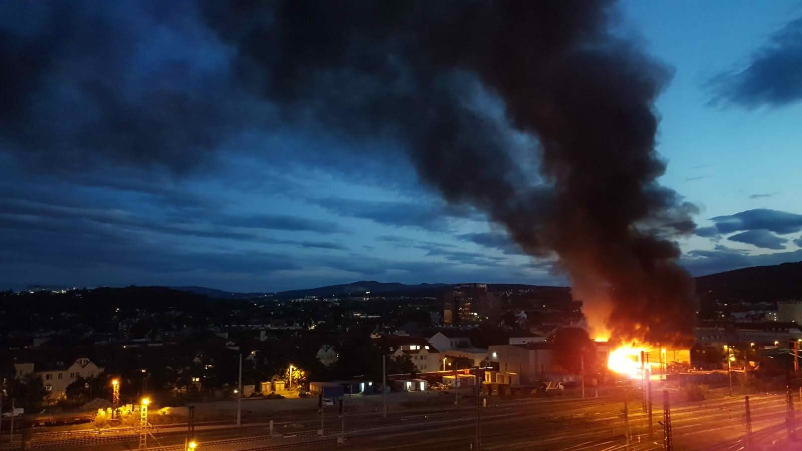 BF Wien: Brand in einem Entsorgungsbetrieb in Penzing