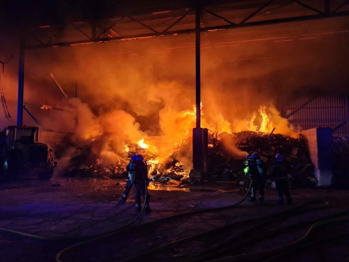 Brand in einem Entsorgungsbetrieb