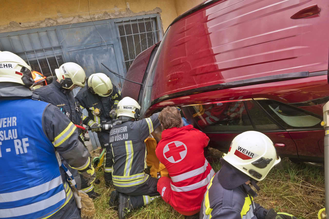 Pensionist verunfallt mit SUV – Feuerwehr befreit Lenker