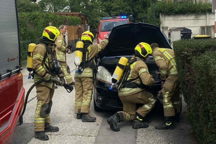 FF Laab im Walde: B1-Fahrzeugbrand: Rauch aus PKW