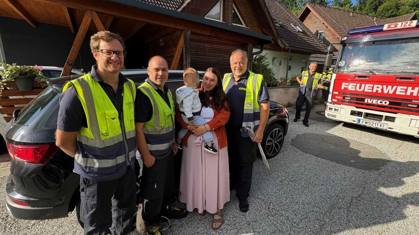 Kleinkind in einem versperrten Auto