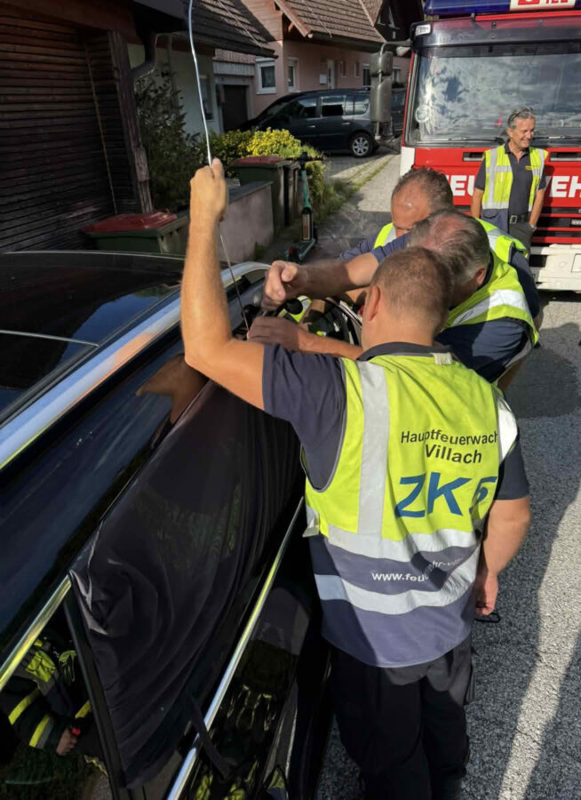 Kleinkind in einem versperrten Auto