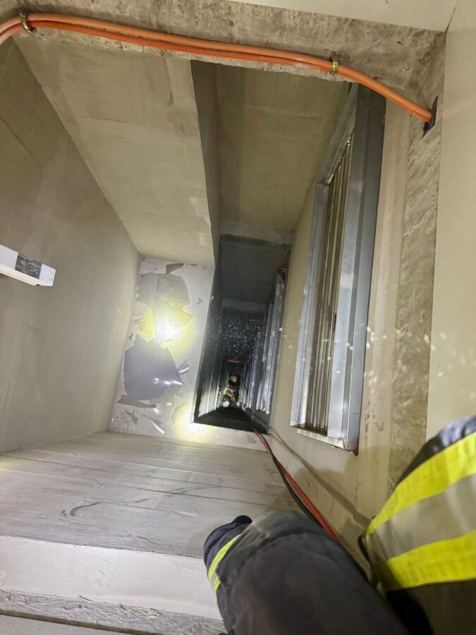 Durch Lichtkuppel abgestürzte Person