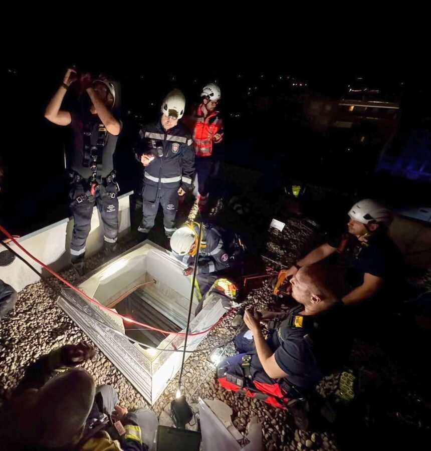 Durch Lichtkuppel abgestürzte Person