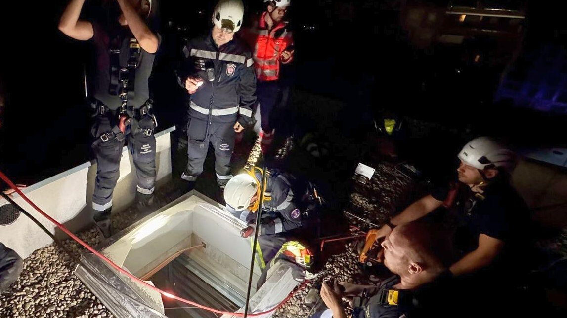 BF Wien: Durch Lichtkuppel 15 m abgestürzte Person