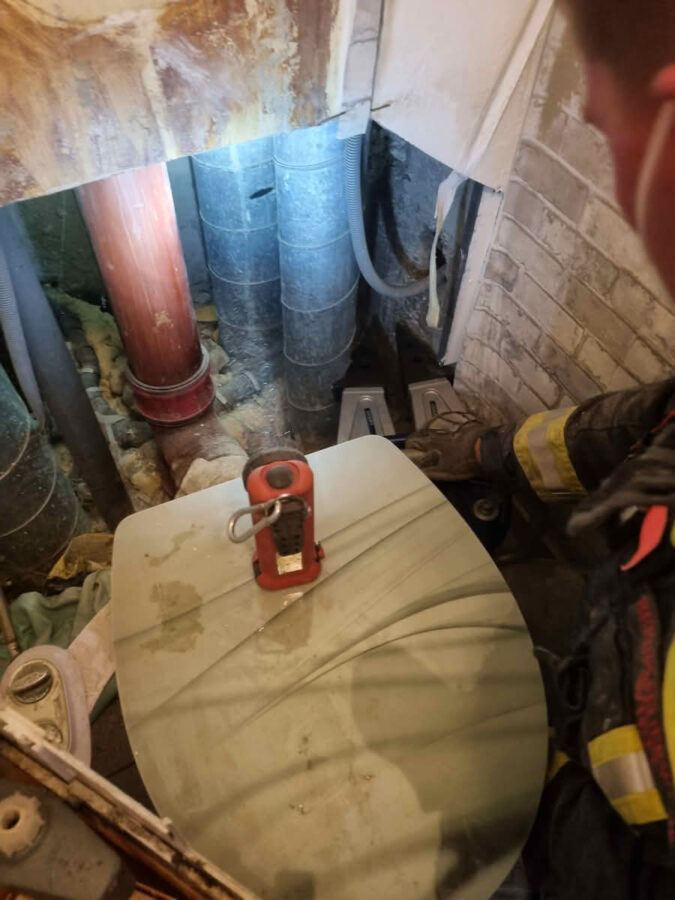 Eingeklemmte Katze in Installationsschacht