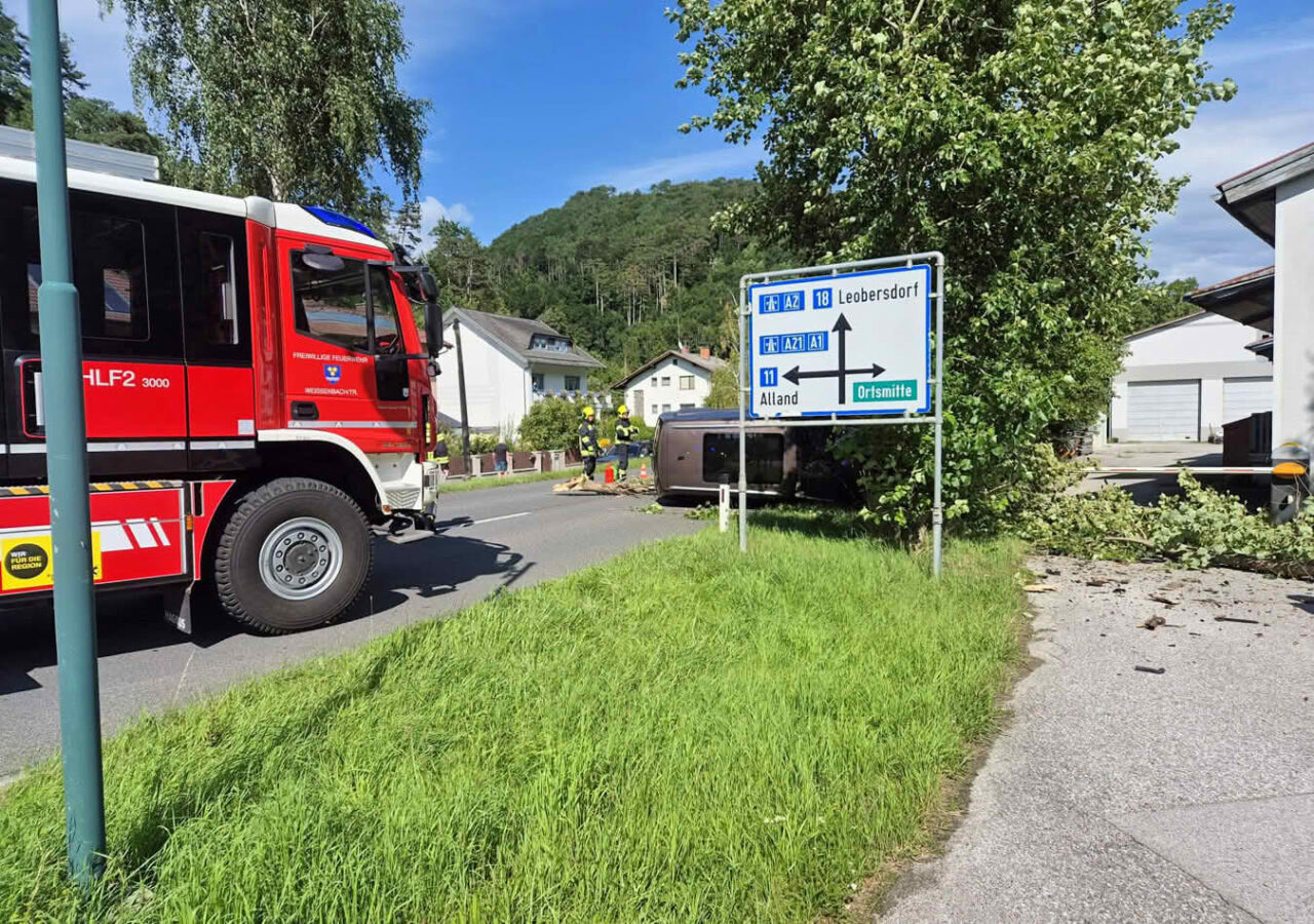 Schwerer Verkehrsunfall - Familie verunfallt auf der B18