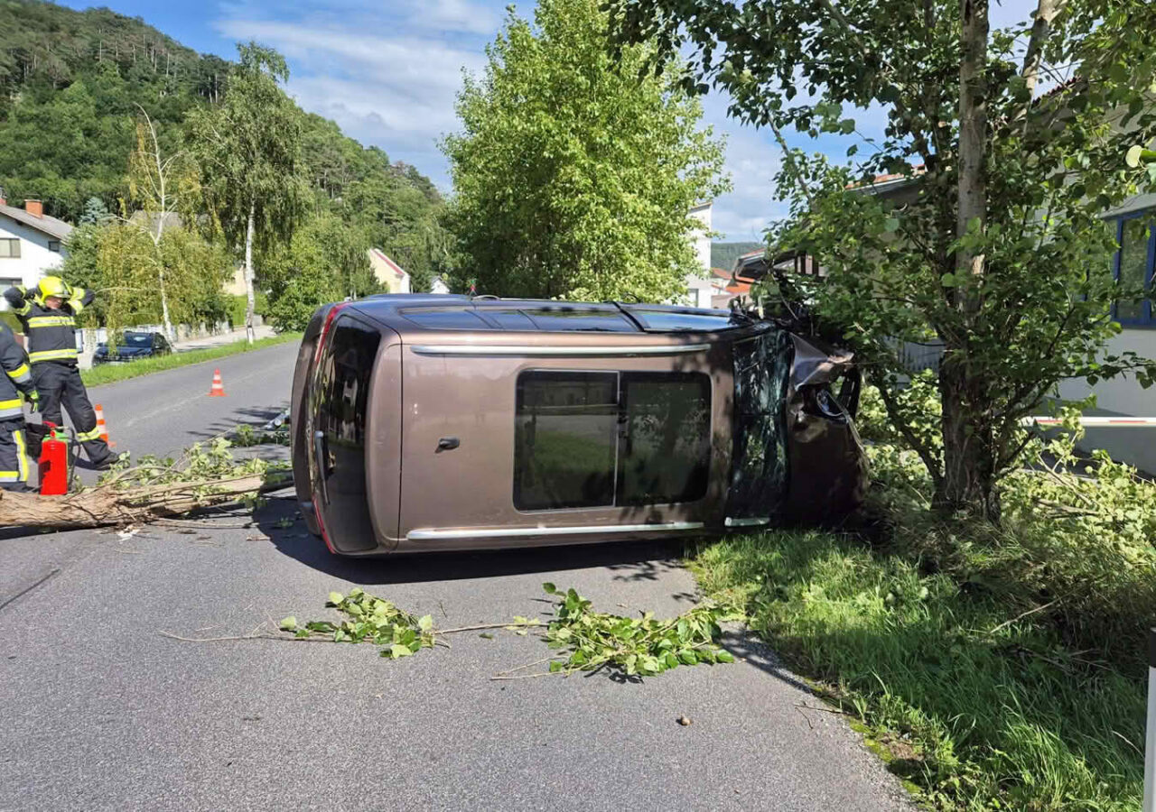Schwerer Verkehrsunfall - Familie verunfallt auf der B18