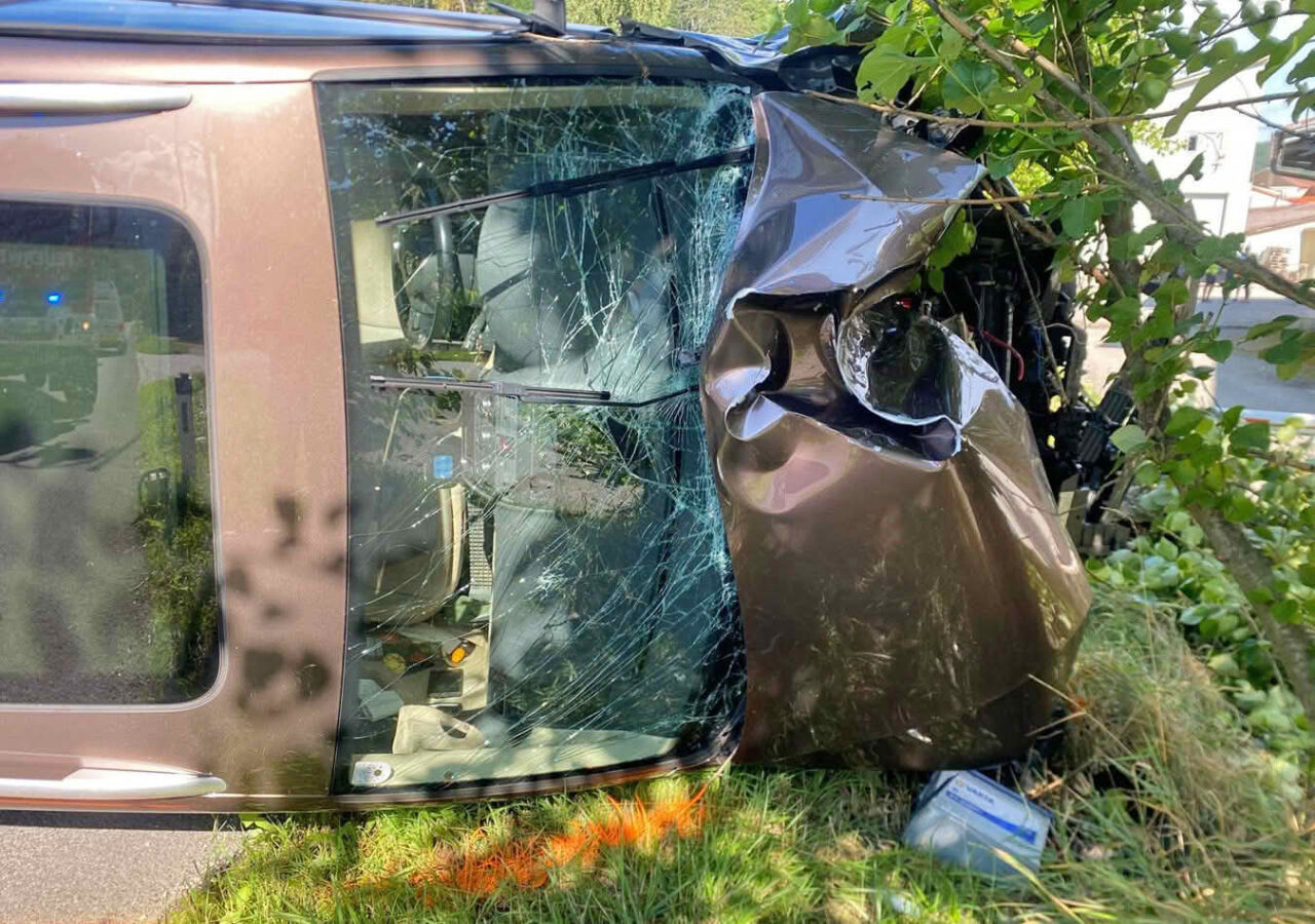 Schwerer Verkehrsunfall - Familie verunfallt auf der B18