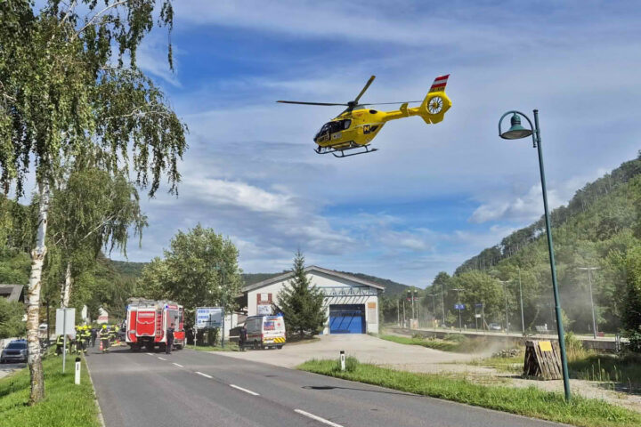 BFKDO Baden: Schwerer Verkehrsunfall – Familie verunfallt auf der B18