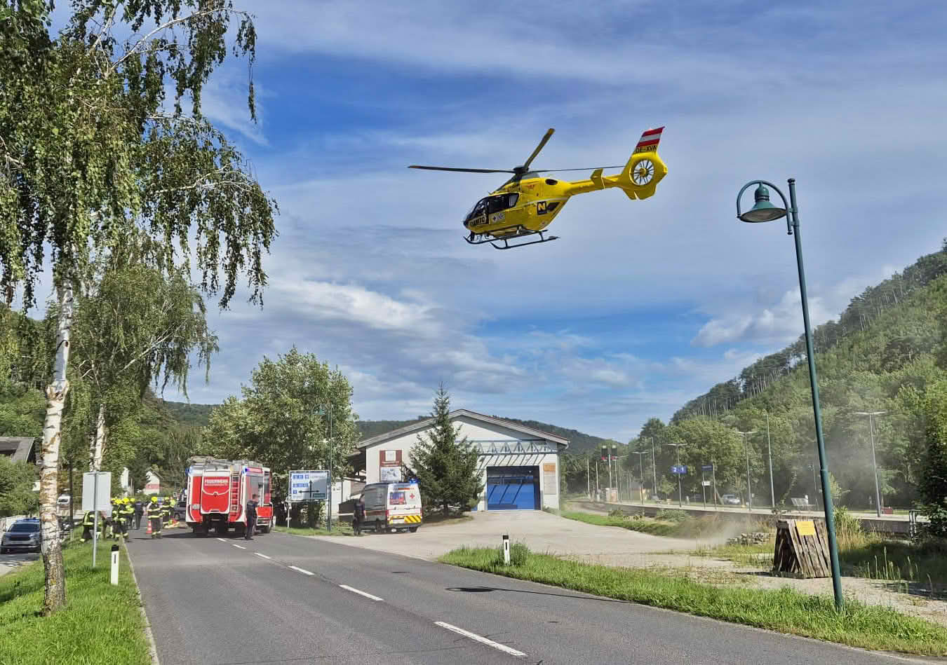 BFKDO Baden: Schwerer Verkehrsunfall – Familie verunfallt auf der B18