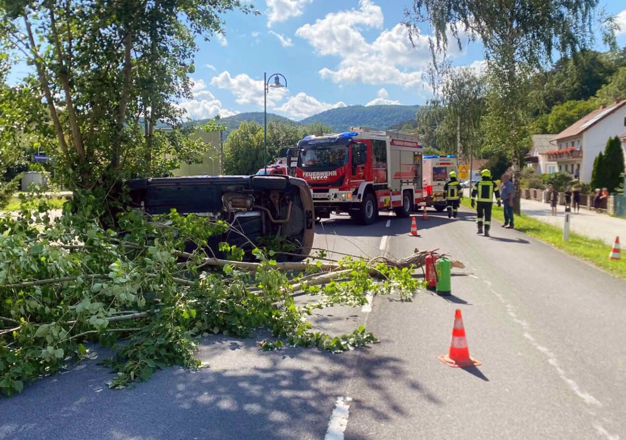 Schwerer Verkehrsunfall - Familie verunfallt auf der B18