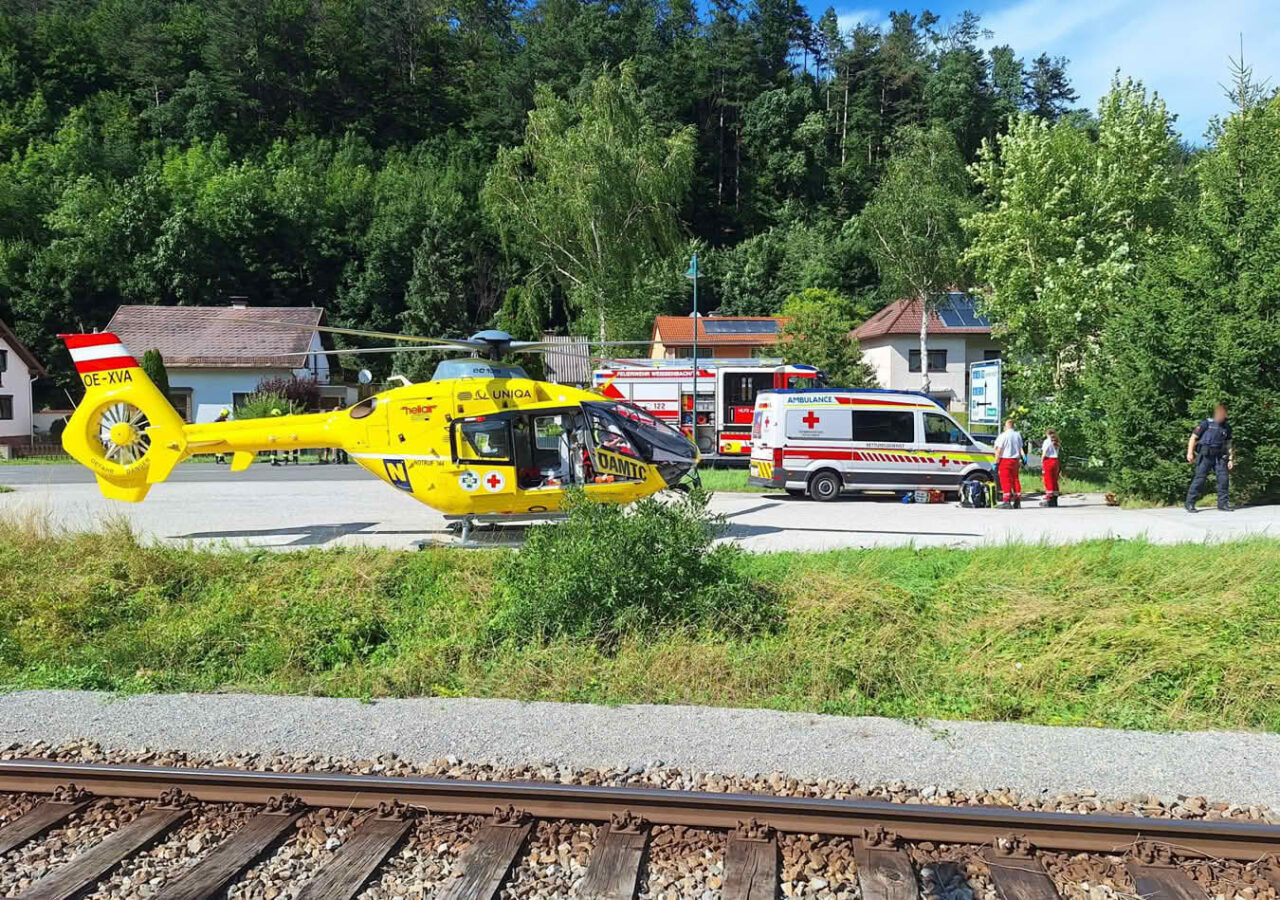 Schwerer Verkehrsunfall - Familie verunfallt auf der B18