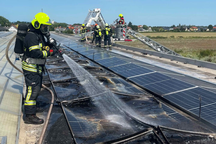 FF Steinabrückl: Brand einer PV-Anlage auf einem Gewerbeobjekt