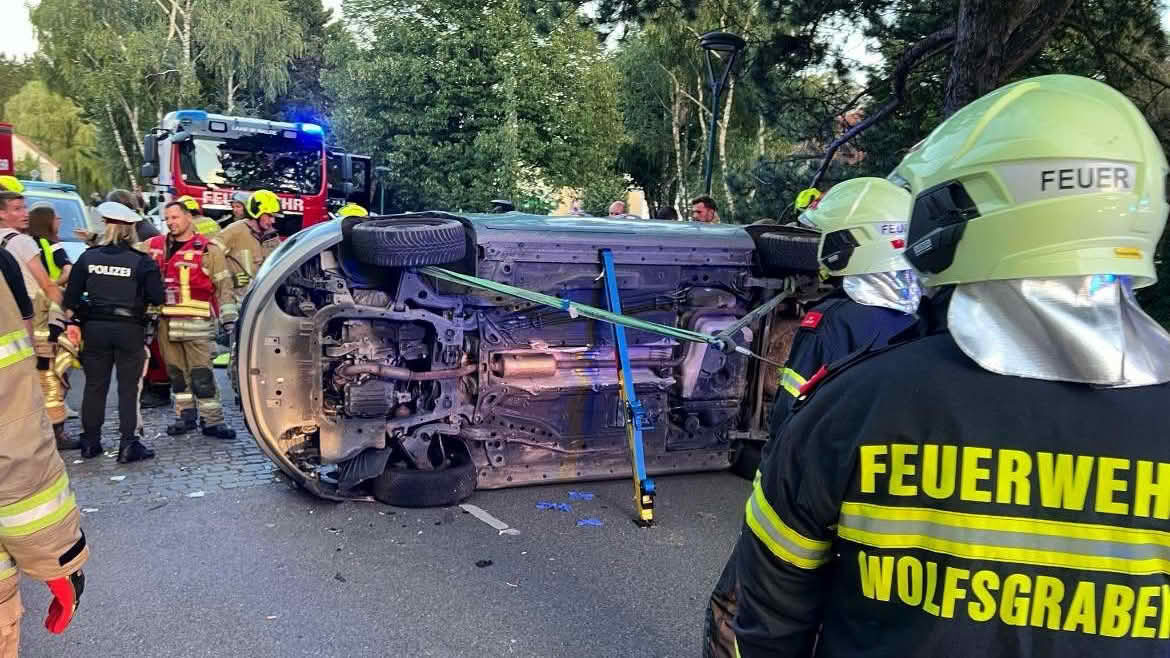 FF Laab im Walde: T3 – Verkehrsunfall – Menschenrettung