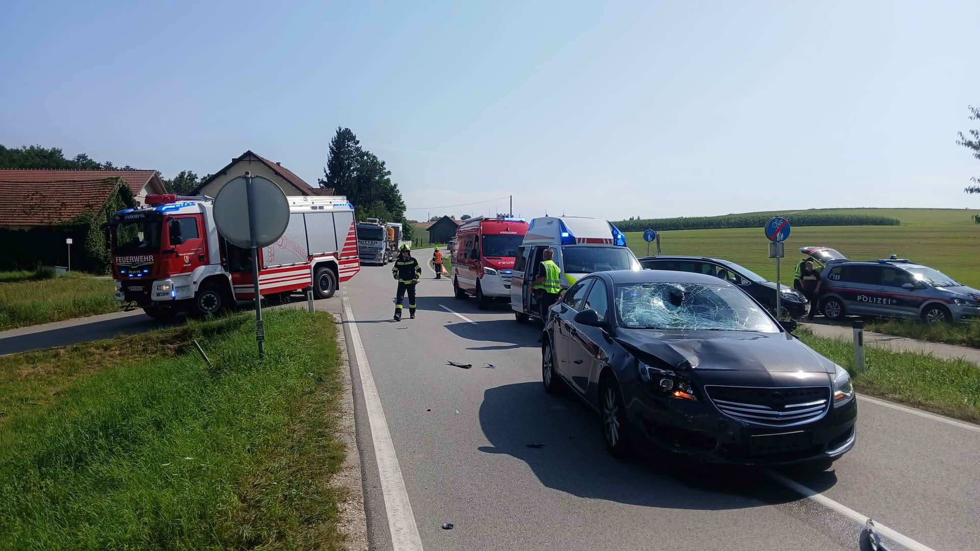 Schwerer Verkehrsunfall auf der Andorfer Landesstraße