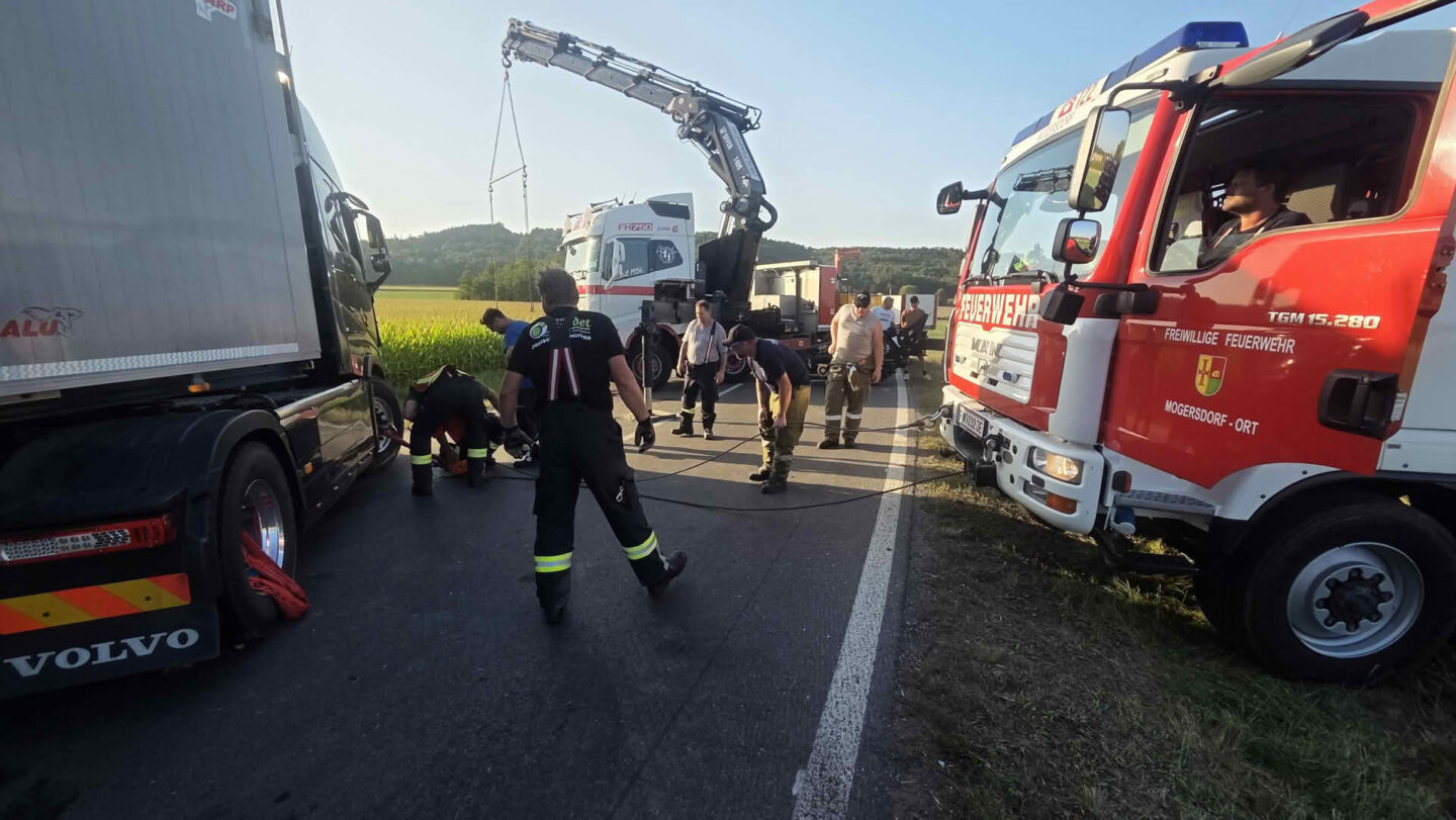 Schwerer Verkehrsunfall auf der L116 in Mogersdorf mit eingeklemmter Person
