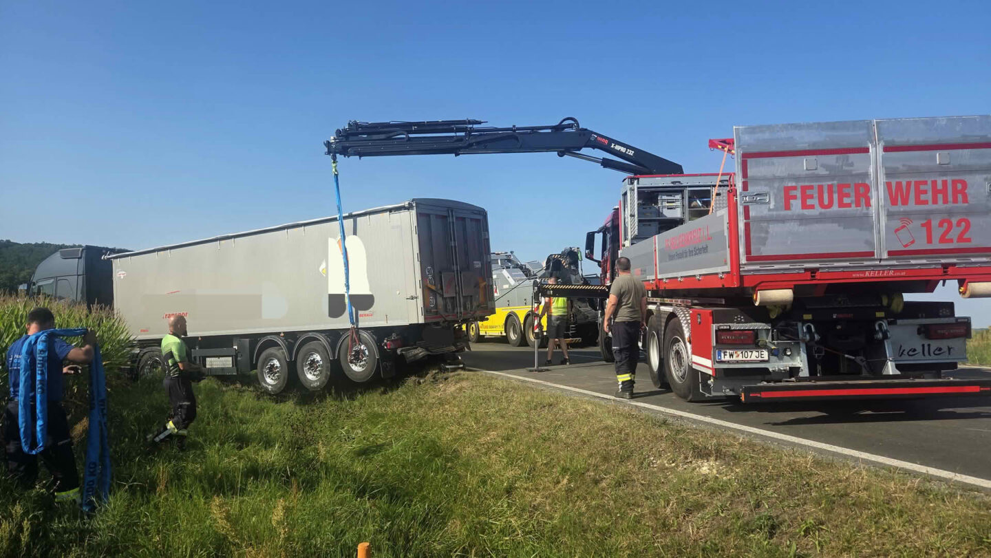 Schwerer Verkehrsunfall auf der L116 in Mogersdorf mit eingeklemmter Person