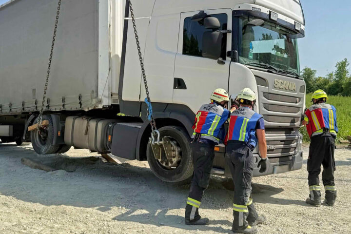 Kraneinsatz wegen festgefahrenen LKW-Sattelzug!