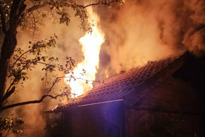HFW Villach: Brand Gartenhütte im dicht verbauten Wohngebiet