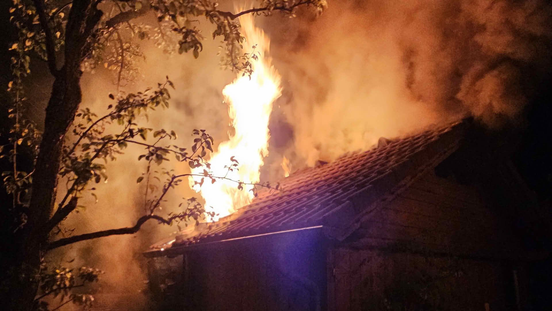 HFW Villach: Brand Gartenhütte im dicht verbauten Wohngebiet