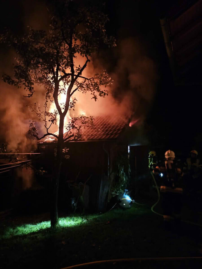 Brennende Gartenhütte