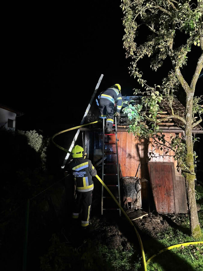 Brennende Gartenhütte