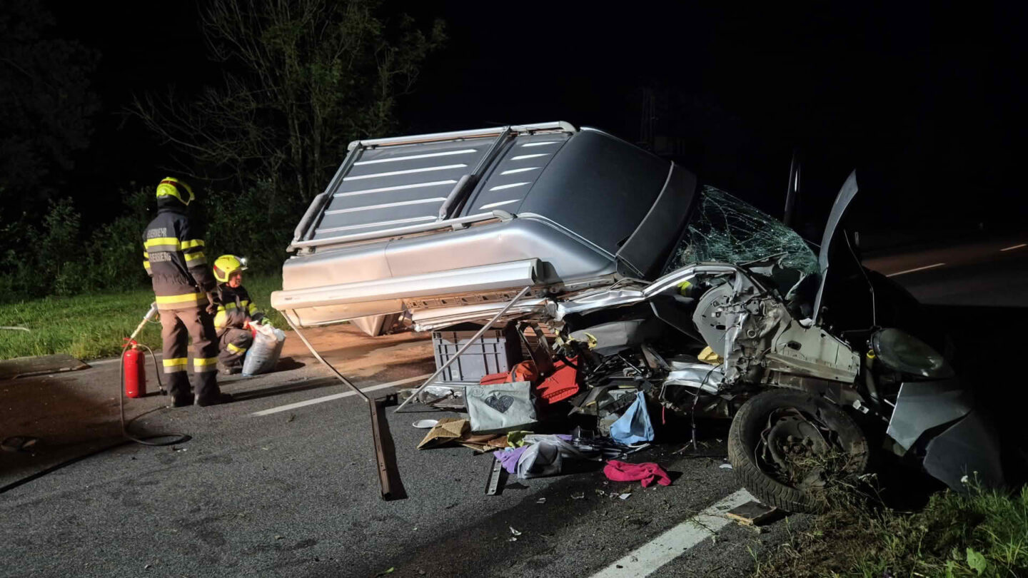 Kleinbus bei Verkehrsunfall in zwei Hälften zerteilt
