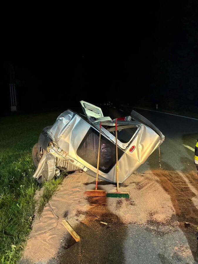 Kleinbus bei Verkehrsunfall in zwei Hälften zerteilt