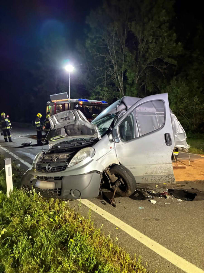 Kleinbus bei Verkehrsunfall in zwei Hälften zerteilt