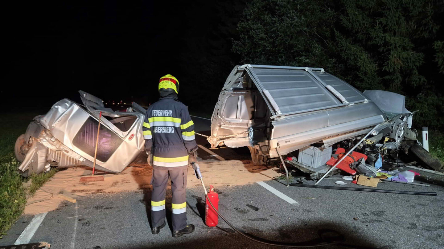 Kleinbus bei Verkehrsunfall in zwei Hälften zerteilt