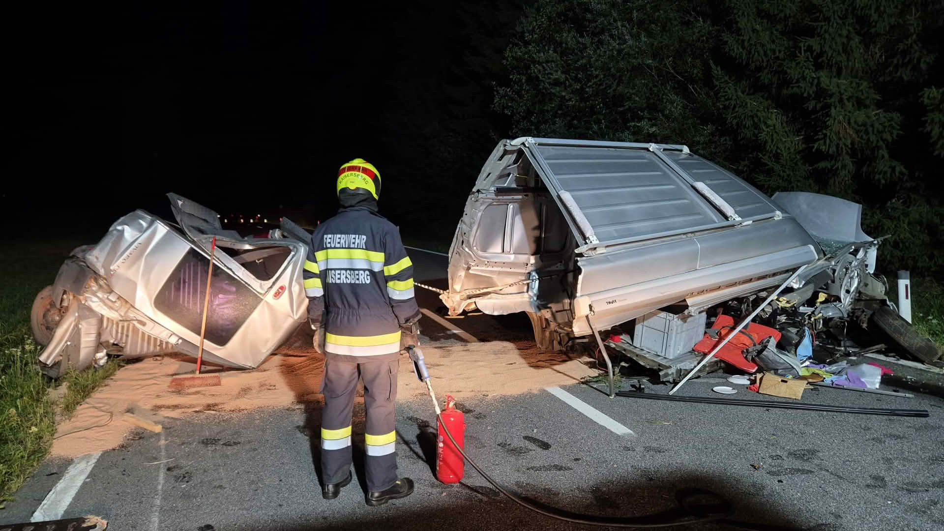 FF Kaisersberg: Kleinbus bei Verkehrsunfall in zwei Hälften zerteilt