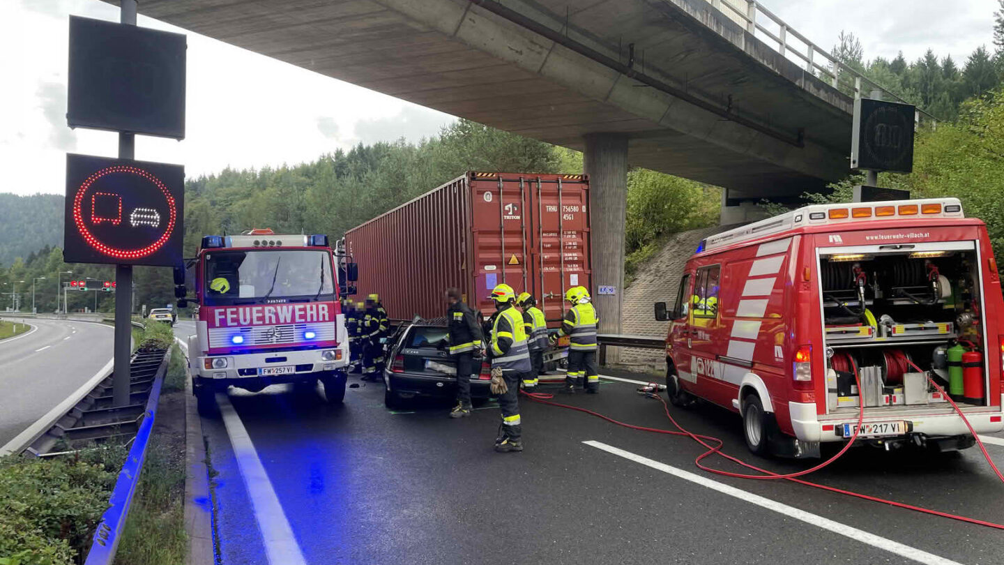 HFW Villach: Verkehrsunfall auf der A11 zwischen LKW und PKW fordert Todesopfer 1 Verkehrsunfall auf der A11