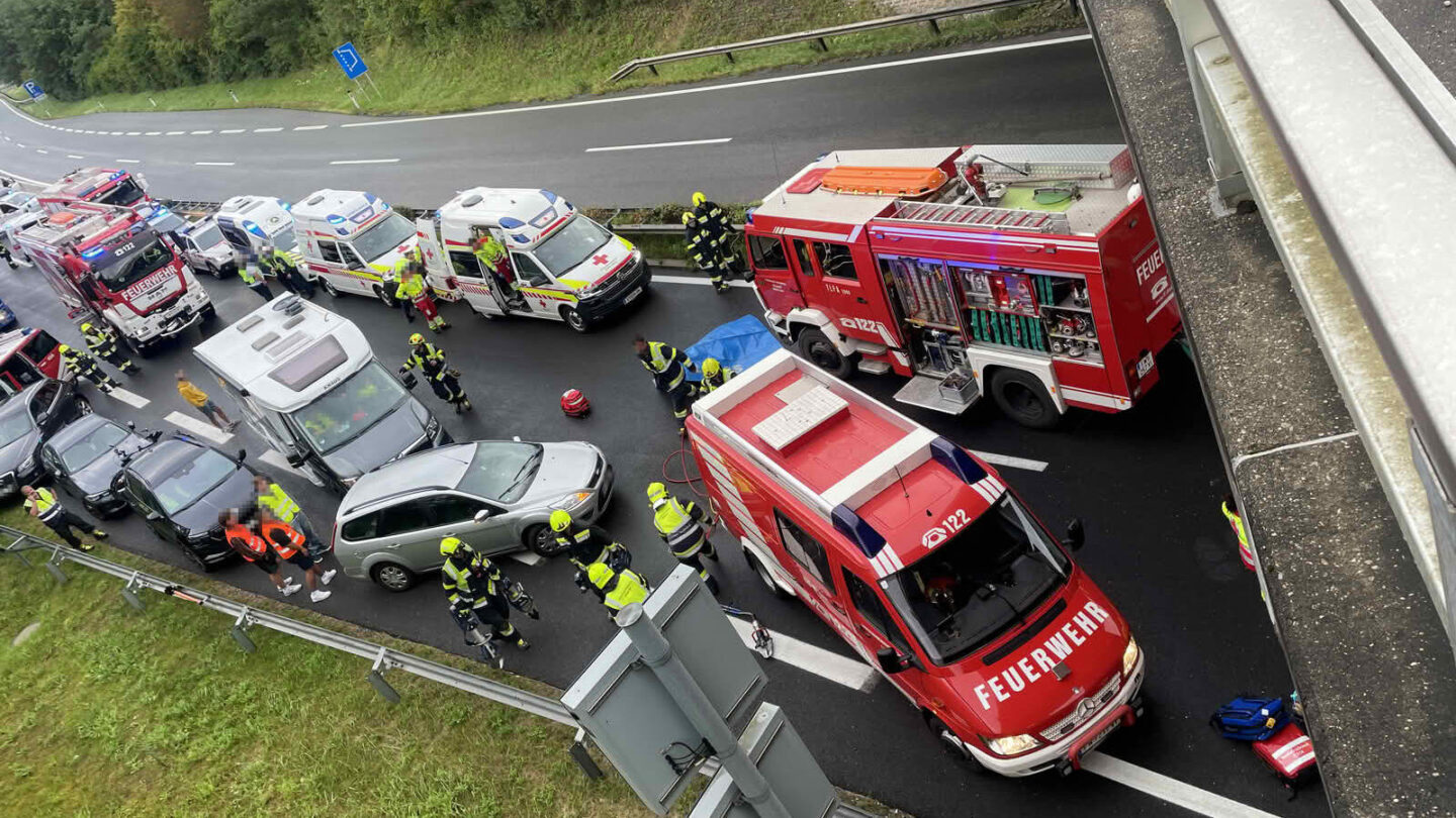 HFW Villach: Verkehrsunfall auf der A11 zwischen LKW und PKW fordert Todesopfer 2 Verkehrsunfall auf der A11