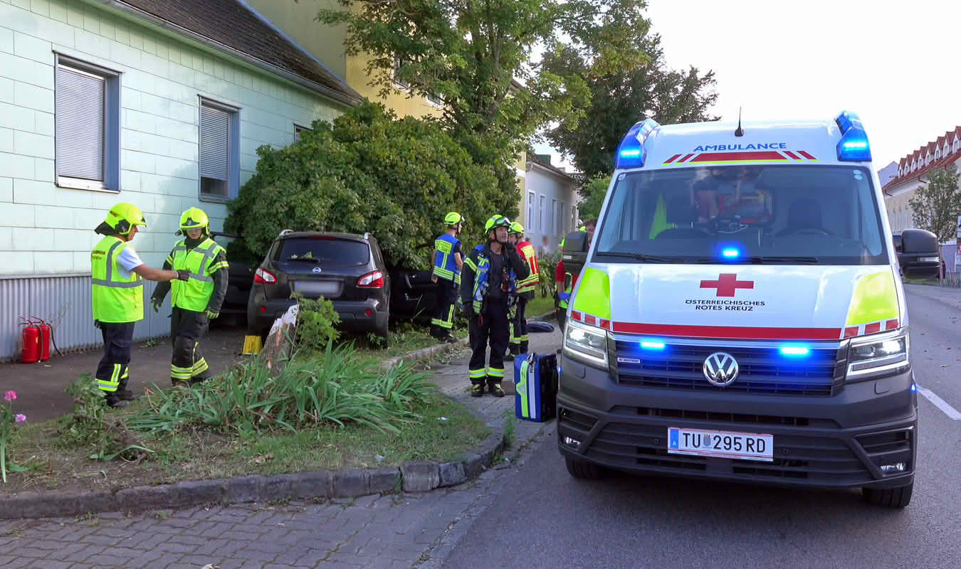 BFKDO Baden: Pkw Lenkerin prallt im Ortsgebiet von Pfaffstätten frontal gegen Baum