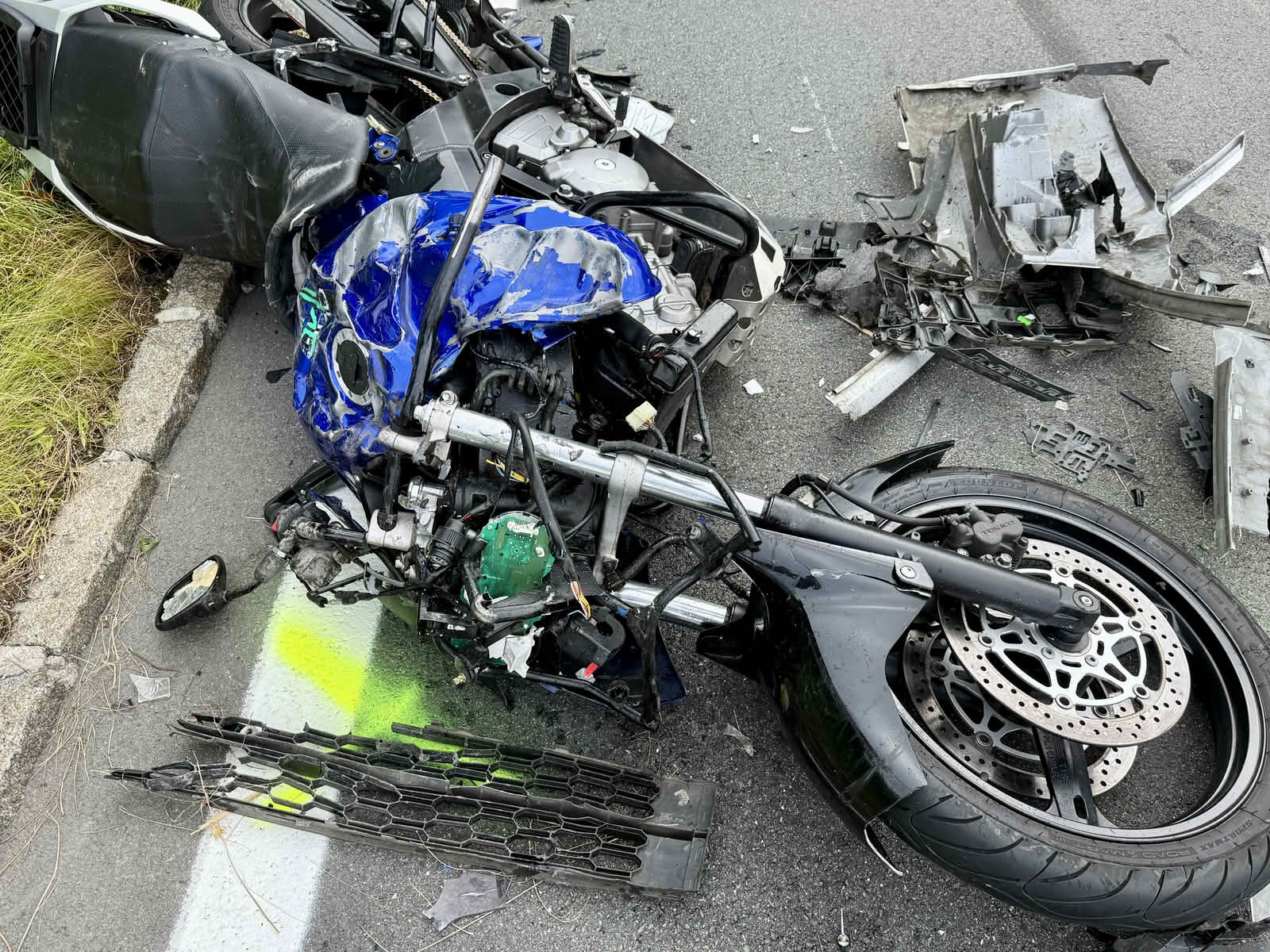 AFK Mondsee: Frontalzusammenstoß Motorrad gegen PKW