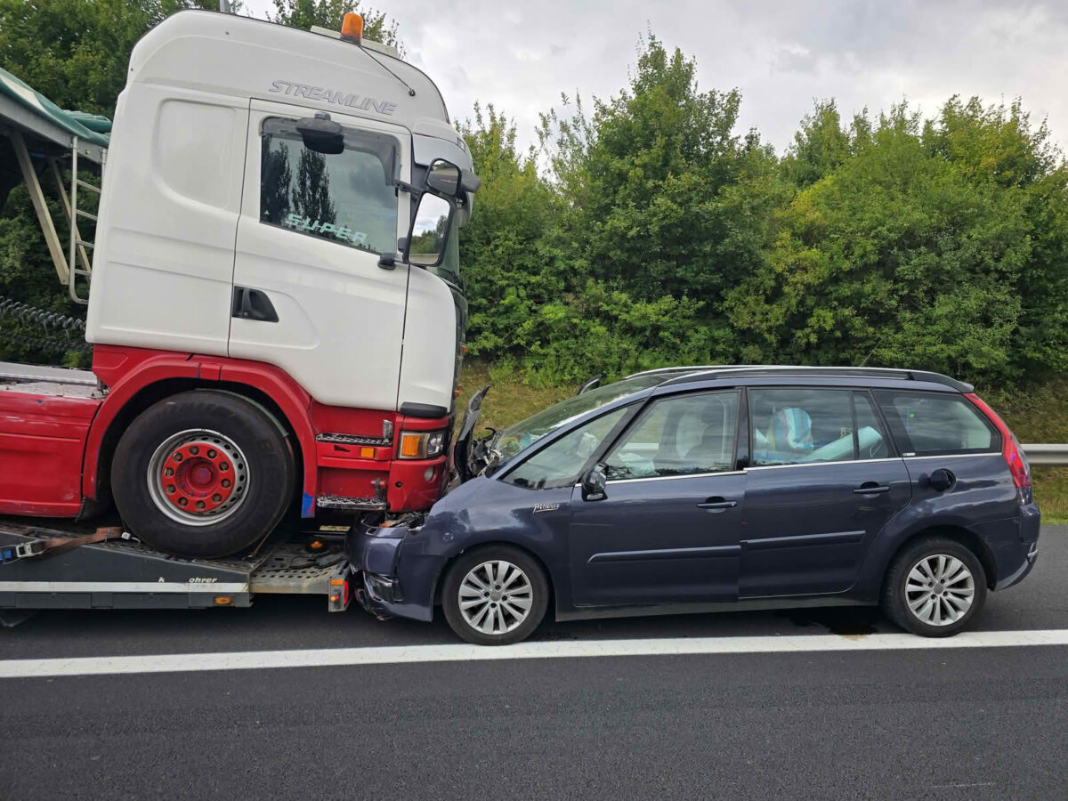 Auffahrunfall zwischen PKW und LKW auf der A4