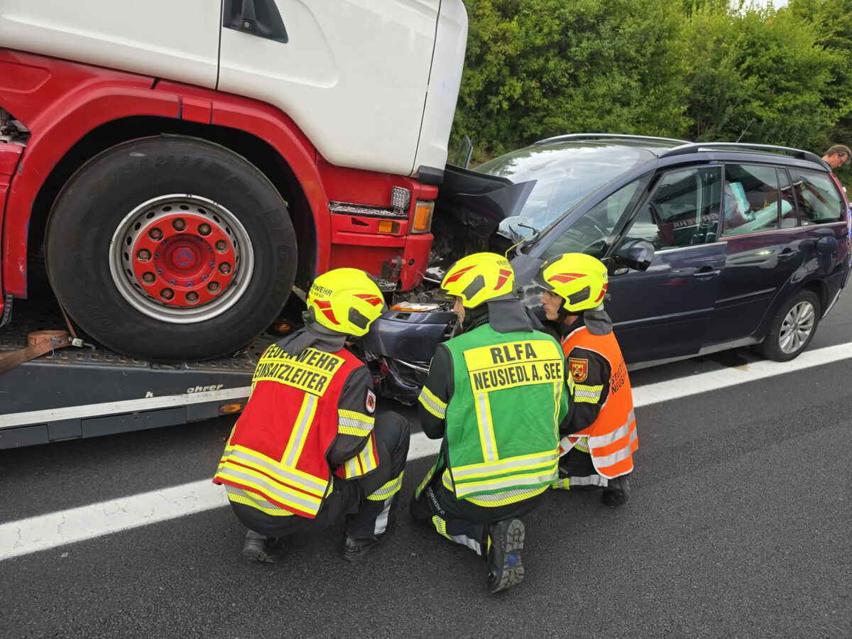 Auffahrunfall zwischen PKW und LKW auf der A4