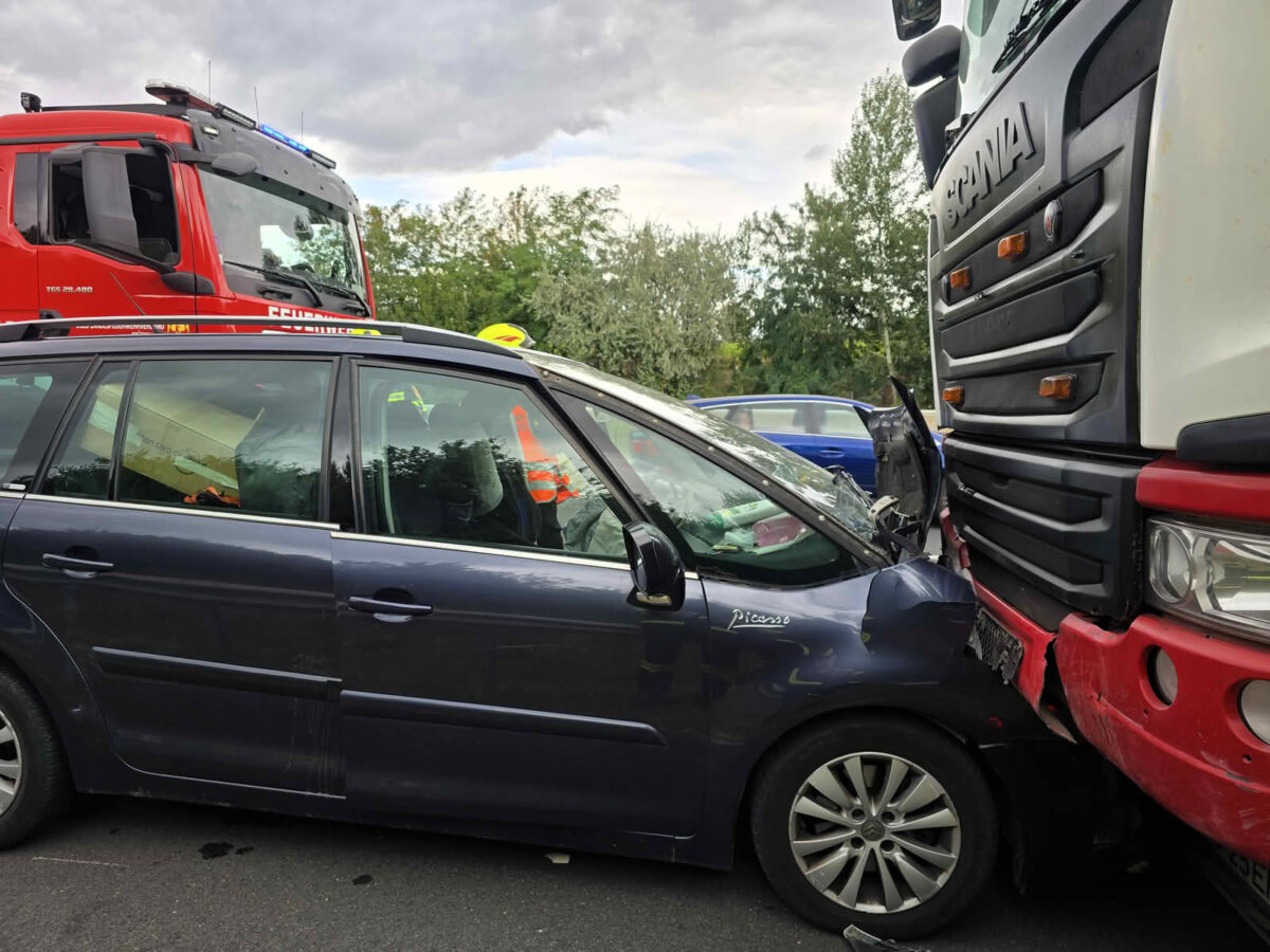 Auffahrunfall zwischen PKW und LKW auf der A4