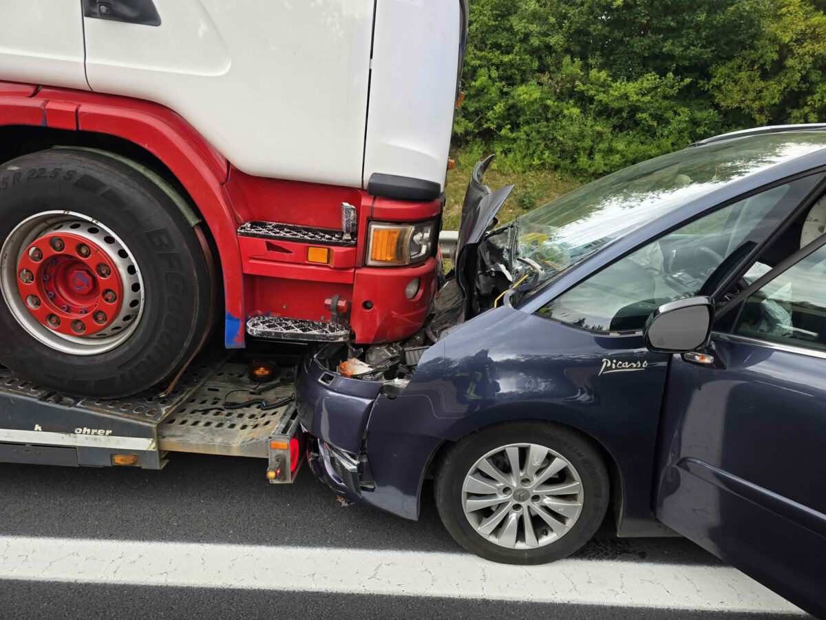 Auffahrunfall zwischen PKW und LKW auf der A4