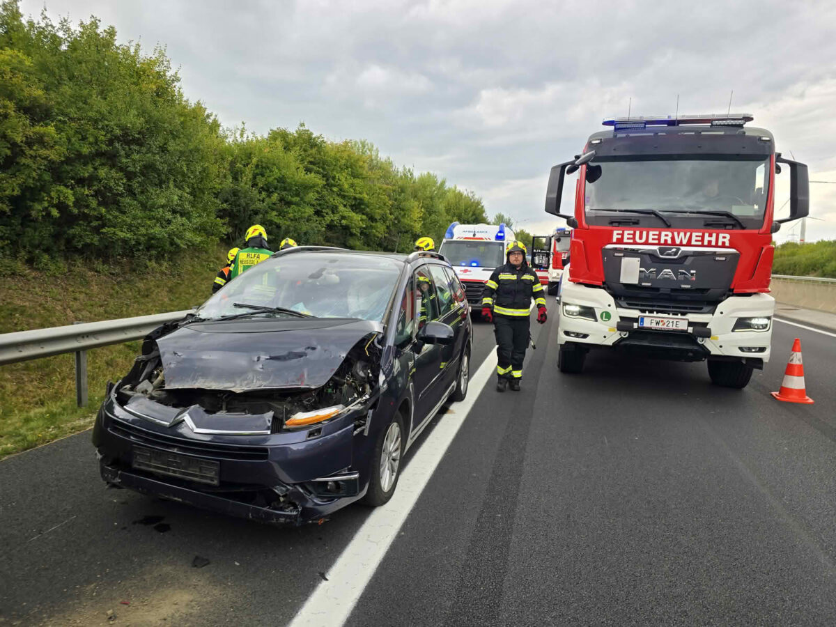 Auffahrunfall zwischen PKW und LKW auf der A4