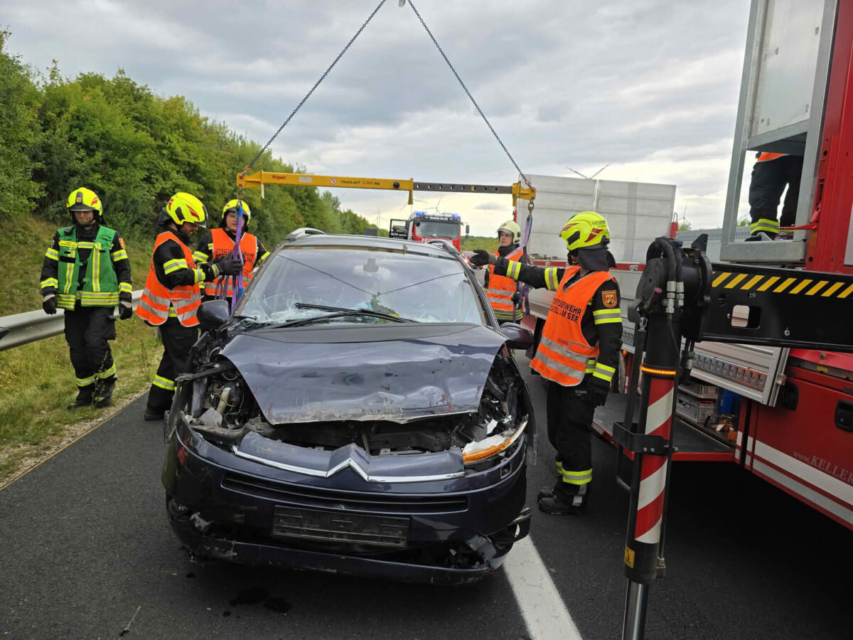 Auffahrunfall zwischen PKW und LKW auf der A4