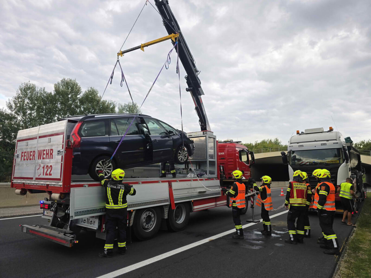 Auffahrunfall zwischen PKW und LKW auf der A4