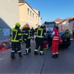 Person nach Unfall in PKW eingeschlossen