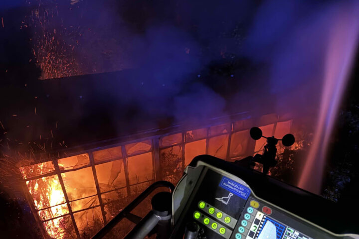 Vollbrand einer Halle in Klosterneuburg