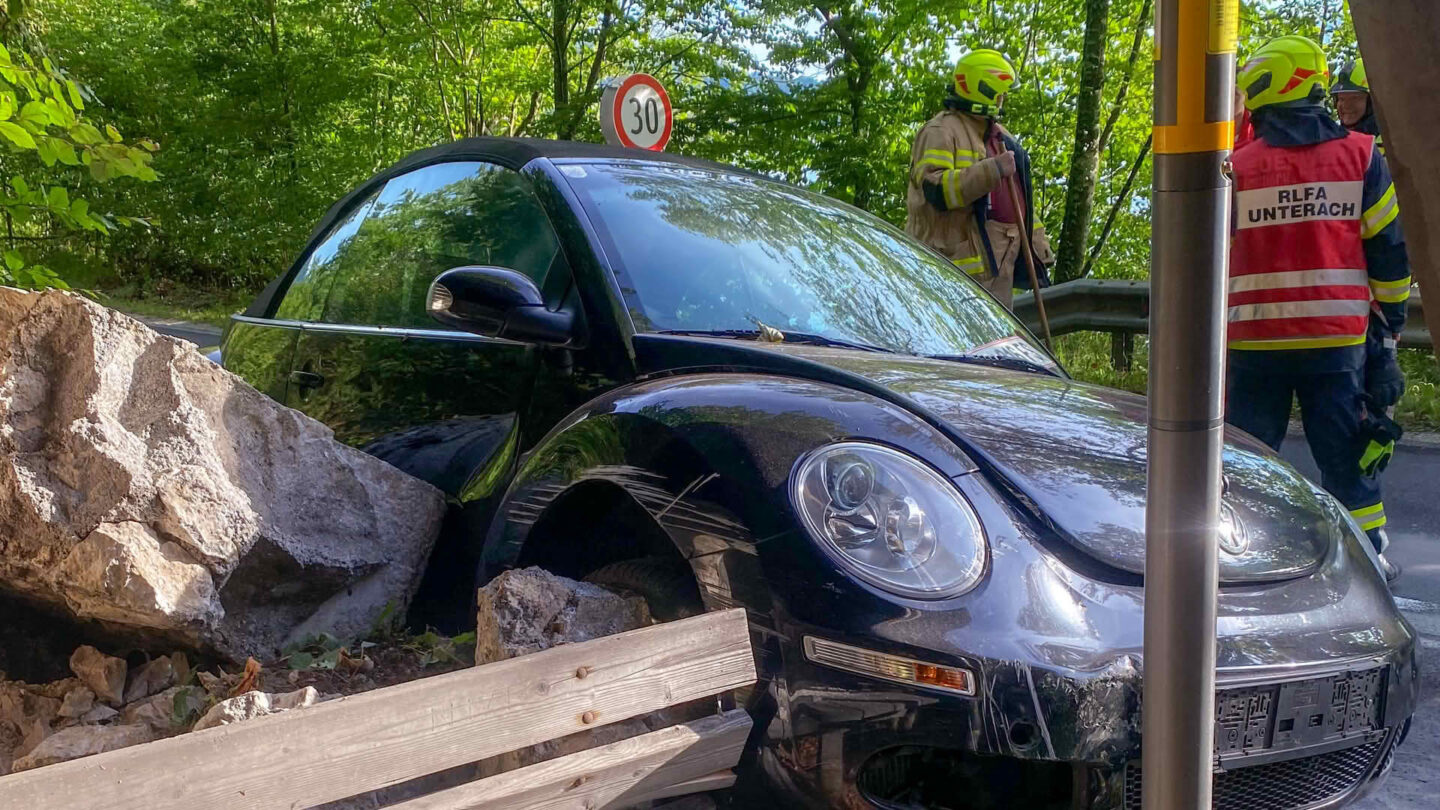 Cabrio kracht in Gedenkstätte