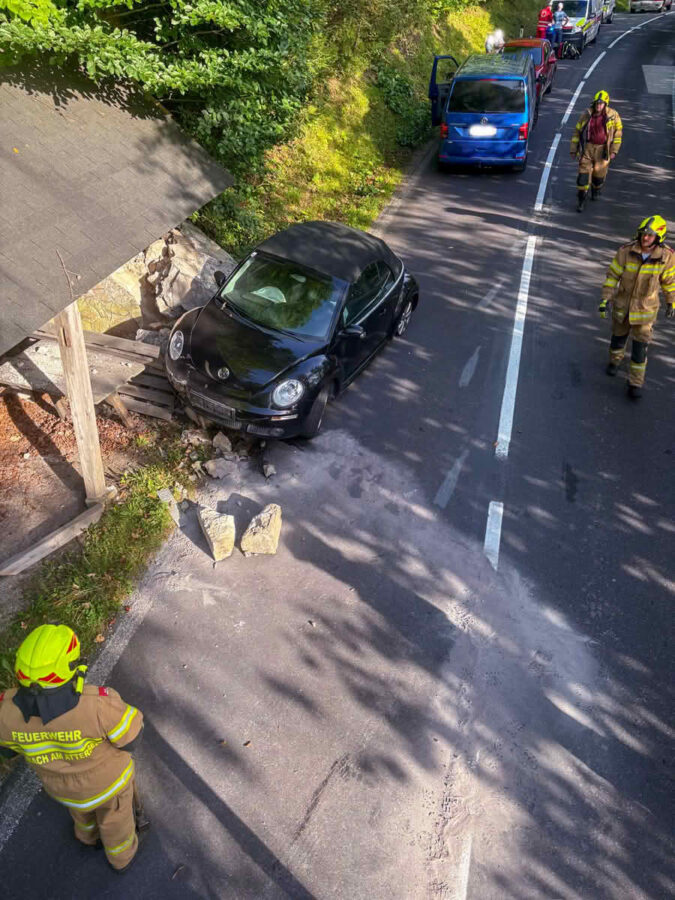 Cabrio kracht in Gedenkstätte