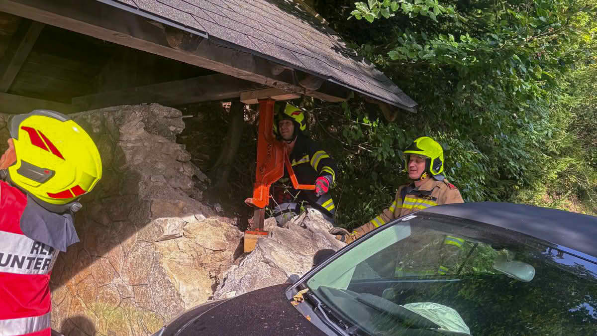 Cabrio kracht in Gedenkstätte